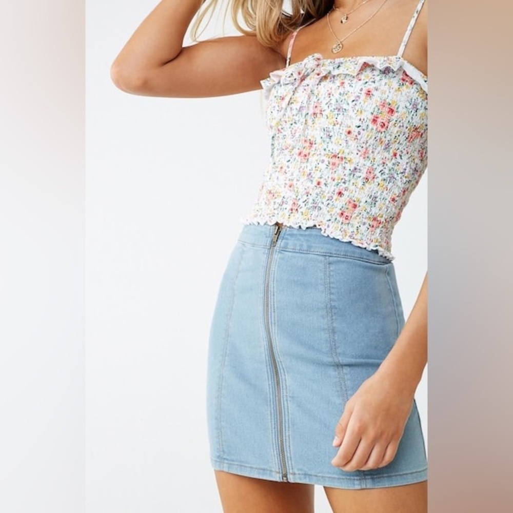 NWOT Forever 21 Light Wash Denim Mini Skirt with Front Zipper. Size Large.